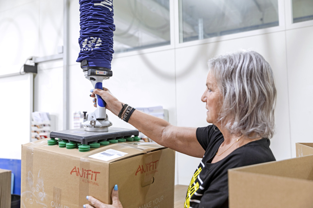 The intuitive one-hand operation ensures that cardboard boxes are loaded quickly.